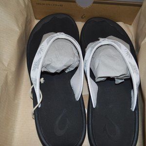 OluKai Ohana Bright White Beach Sandals Size 8 New